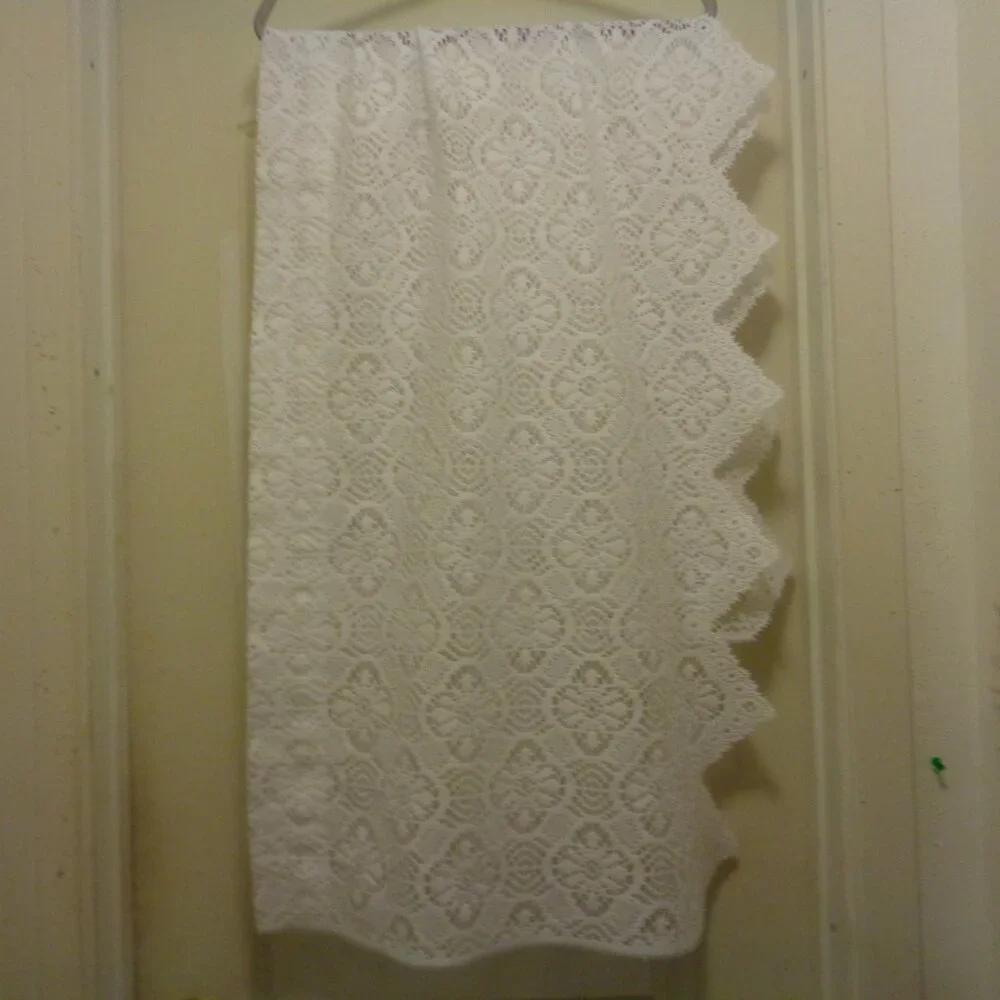 VINTAGE WHITE LACEY THICK LONG VALANCE